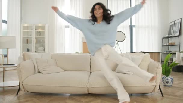 Szczęśliwa Kobieta Świętować Przeprowadzki Dzień Cieszyć Się Nowym Wynajętym Mieszkaniu — Wideo stockowe