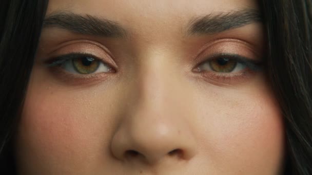 Atractiva Chica Morena Abriendo Hermosos Ojos Marrones Avellana Belleza Natural — Vídeo de stock