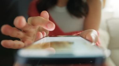 Genç kadın cep telefonuna bak ve sosyal ağlara bak. Yetişkin bir kadın gündüz uygulamalı cep telefonu okur. 20 'li yaşlardaki kızlar kapalı mekanda cep telefonu sohbetlerinin parmaklarına dokunuyor. Cep telefonunda yakın yaşam