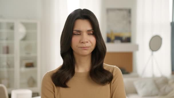 Zdjęcie Atrakcyjnej Kobiety Poważnie Zdenerwowaną Twarzą Patrzącej Kamerę Myślącej Związkach — Wideo stockowe