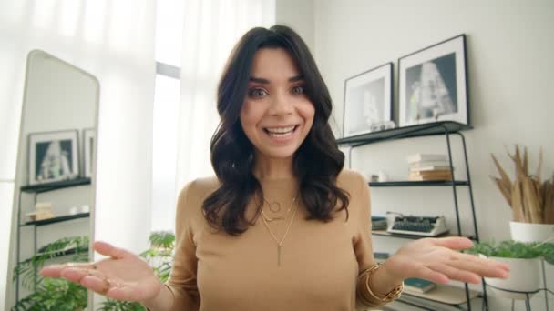 Feliz Linda Chica Latina Rizada Mirando Cámara Web Haciendo Videollamada — Vídeo de stock