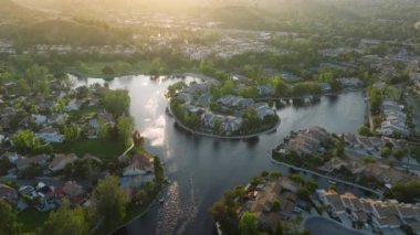 Calabasas Gölü 'nün zengin banliyö mahallesinin havadan görünüşü, Los Angeles, ABD. Ayrıcalıklı kapılar ardındaki en pahalı evler ve lüks malikaneler. Yüksek kalite 4k görüntü