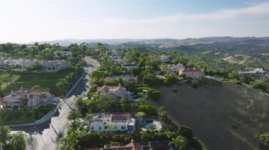 Vadi ve tepelerin muhteşem panoramik manzaralı güzel köşkler. Kaliforniya kıyı şehrindeki Calabasas Gölü topluluğunun hava görüntüleri. Yüksek kalite 4k görüntü