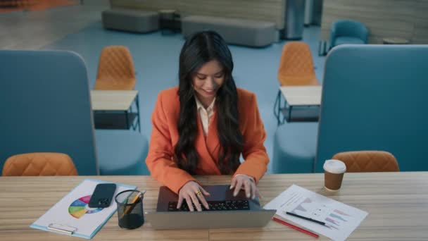 积极的笑着亚洲商人女孩喝着咖啡里面 漂亮的年轻女性使用笔记本电脑与在线伙伴联网 在开放的办公室4K输入商业信息 — 图库视频影像