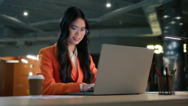Pozitív Ázsiai Amerikai Üzletasszony Aki Késő Estig Dolgozik Asztalnál Laptopon — Stock videók