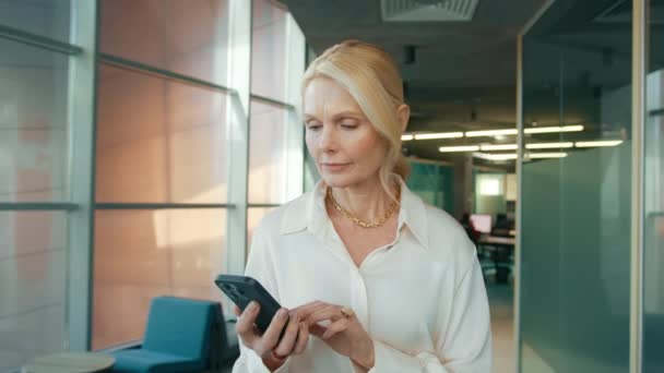 Moden Forretningskvinde Erne Kontoret Korridor Holder Smartphone Ser Opmærksomt Mobiltelefon – Stock-video