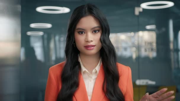Mujer Asiática Sacudiendo Cabeza Desacuerdo Con Oferta Propuesta Empresaria Confiada — Vídeo de stock