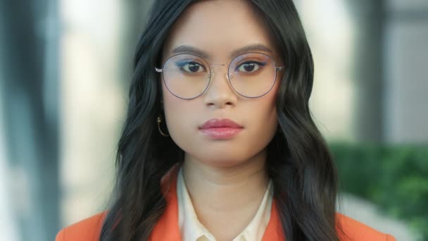 Yeni Nesil Şık Gözlüklü Kız Bulanık Ofis Arka Planında Kameraya — Stok video