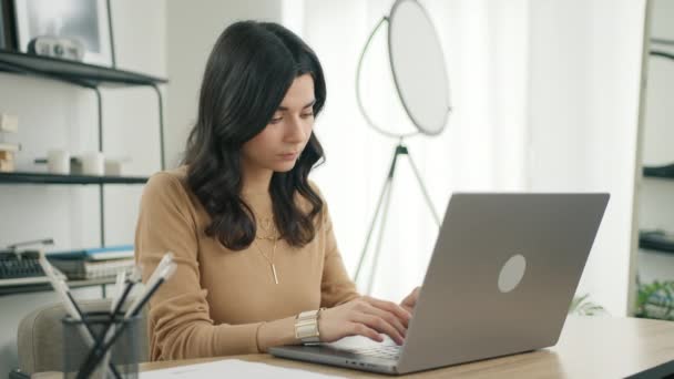 Сосредоточенные Латинские Женщины Профессионально Писать Важную Электронную Почту Домашнем Офисе — стоковое видео