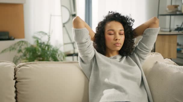 Friedliches Mädchen Schlafend Bei Gesundem Mittagsschlaf Ausgeruht Auf Bequemem Sofa — Stockvideo