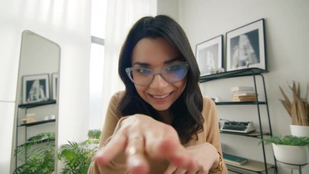 メガネ中の面白いラテン語の女性は カメラの近くに触れるか弱い指ジェスチャーを作る ビデオ通話中に敵意のあるジェスチャーで誰かをからかう愛らしい面白いフリーランサー起業家ウェブカメラ4K — ストック動画
