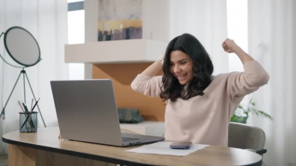 Mulher Latina Feliz Dizendo Sim Olhando Para Laptop Empresária Hispânica — Vídeo de Stock
