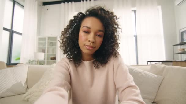 Verbaasde Jonge Afro Amerikaanse Vrouw Maakt Selfie Video Gesprek Terwijl — Stockvideo