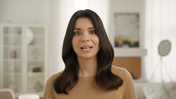 Glada Smart Kvinna Svara Partners Frågor Video Samtal Möte Positiv — Stockvideo