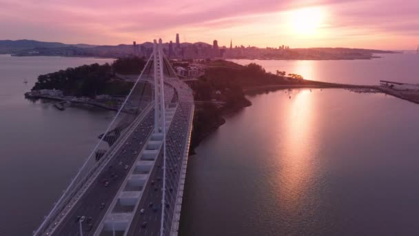 현대식 현수교 건설의 배경에 경치좋은 Usa 브릿지의 샌프란시스코 만을덮은 — 비디오