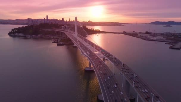 Opname Van Bay Bridge Tijdens Filmische Zonsondergang Autoverkeer Meerrijige Hangbrug — Stockvideo