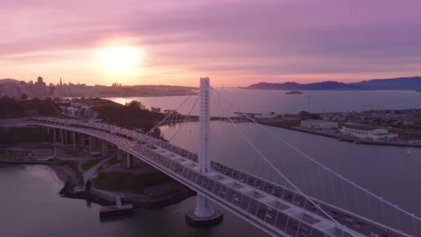 Drone Voando Acima Torre Branca Bay Bridge Pôr Sol Dourado — Vídeo de Stock