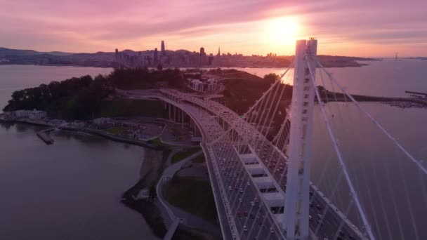飞越海湾大桥和Yerba Buena岛上空 在旧金山湾的壮丽落日下 在日落4K时建立射击湾大桥 景色宜人的多层悬索桥上的车流 — 图库视频影像