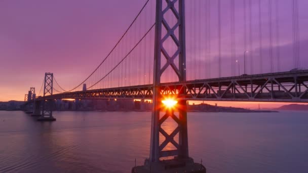 Dikey Yükselen Kule Köprü San Francisco Şehir Manzarası Üzerindeki Trafiğin — Stok video