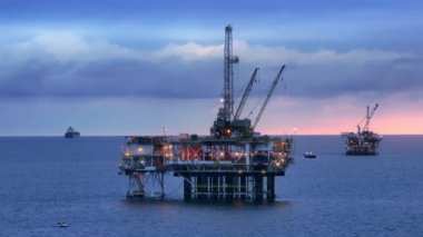 San Pedro Kanalı 'nda, batı kıyısında devasa bir sondaj kulesi var. Hava görüntüsü. Pasifik Okyanusu, ABD 'de petrol ve gaz çıkarmak için açık deniz tesisi. Yüksek kalite 4k görüntü