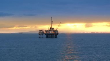 Açık denizde, adaya ve Los Angeles Limanı 'na kilometrelerce mesafede bir sondaj kulesi. Yüzen petrol üretim sisteminin güzel manzarası. Yüksek kalite 4k görüntü