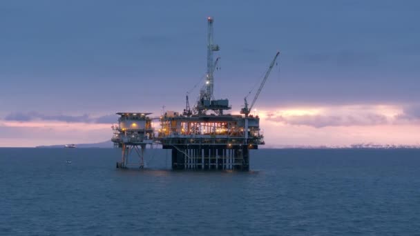 サンタカタリナ湾の深海に位置する石油掘削リグ 夜明けだ 石油やガスの探査に特化した巨大な構造物の空中ビュー 高品質4K映像 — ストック動画