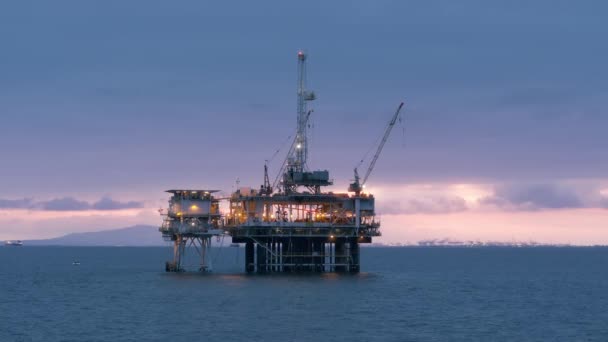 海洋石油掘削リグ上の石油技術は 太平洋に加工施設を完備しています カリフォルニアの原油抽出物 高品質4K映像 — ストック動画