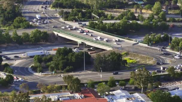 Samochody Osobowe Jadące Autostradą Międzystanową Drone Strzał Ruchliwej Autostrady Międzystanowej — Wideo stockowe