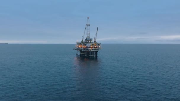 为在公海开采石油和天然气而进行的昂贵商业项目的空中视图 位于圣卡塔利娜湾的岸外石油钻井平台 高质量的4K镜头 — 图库视频影像