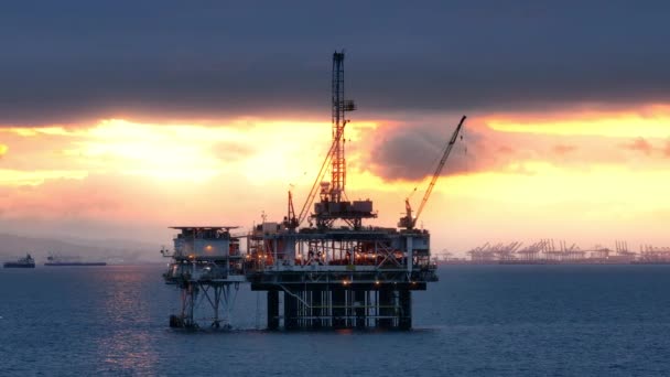 大型海上石油钻井平台 在太平洋勘探石油和天然气 从空中俯瞰有海岛和洛杉矶港口的离岸结构 高质量的4K镜头 — 图库视频影像