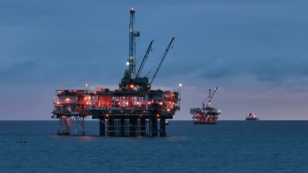 Schöne Luftaufnahme Der Offshore Ölbohrinsel Die Auf Dem Offenen Ozean — Stockvideo