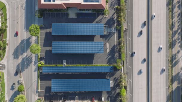 Filmagem Aérea Painéis Solares Edifícios Modernos Telhados Meio Uma Rodovia — Vídeo de Stock