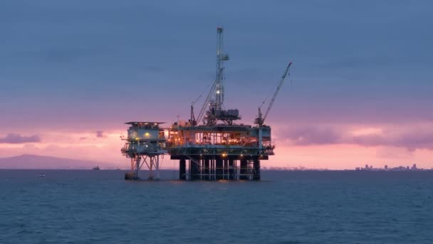 太平洋工程的奇迹 黎明时分的海上石油钻井平台 从空中俯瞰现代钻井平台 开采石油 天然气 漂浮在水面上 高质量的4K镜头 — 图库视频影像