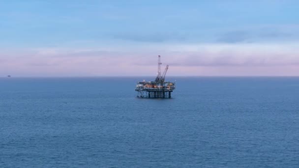 从空中俯瞰太平洋纵深水域中巨大的海上石油钻井平台 该平台位于加利福尼亚近海的圣加泰罗尼亚湾 高质量的4K镜头 — 图库视频影像