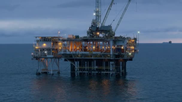 サンペドロチャンネル 航空ビューでの石油掘削リグの照明建設 照明船 水平線の遠くの島 原油の抽出 高品質4K映像 — ストック動画