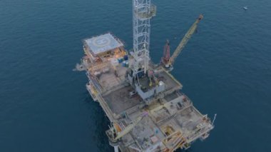 Okyanus tabanının altında petrol ve gaz çıkarmak için kullanılan açık deniz sondaj yapısının havadan görüntüsü. Kaba petrol çıkarma, karlı petrol endüstrisi olarak kabul edilir. Yüksek kalite 4k görüntü