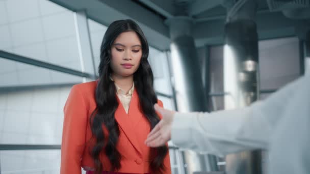 Nicht Vertrauensvolles Partnerschaftskonzept Asiatische Geschäftspartner Beim Händeschütteln Wegen Ungleicher Betrügerischer — Stockvideo
