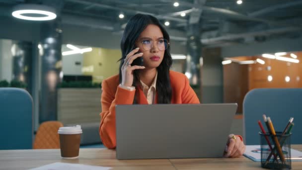 Ekran Koruyucu Gözlüklü Asyalı Kadını Telefonda Dizüstü Bilgisayar Kullanarak Konuşuyor — Stok video