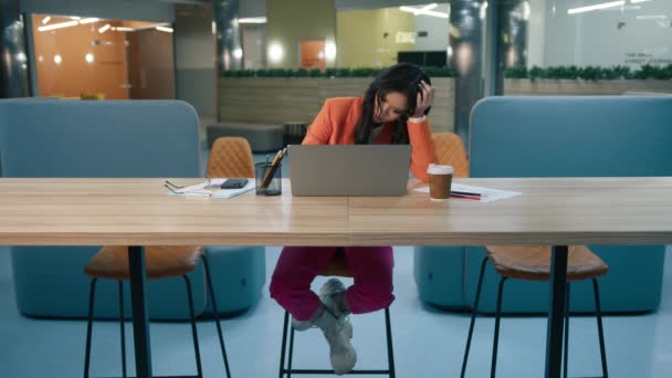 绝望的女商人满脸沮丧地想着钱的债务 亚洲女孩在办公室坐到很晚才睡着 做财务文书工作时 睡梦中的亚洲女人感到很疲倦 — 图库视频影像