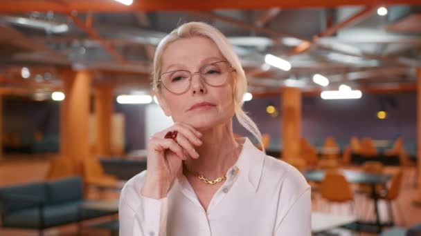 Empresaria Exitosa Atuendo Elegante Gafas Pie Oficina Urbana Moderna Espacio — Vídeos de Stock