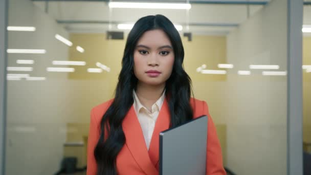 Closeup Menina Etnia Asiática Terno Elegante Olhando Direto Para Câmera — Vídeo de Stock