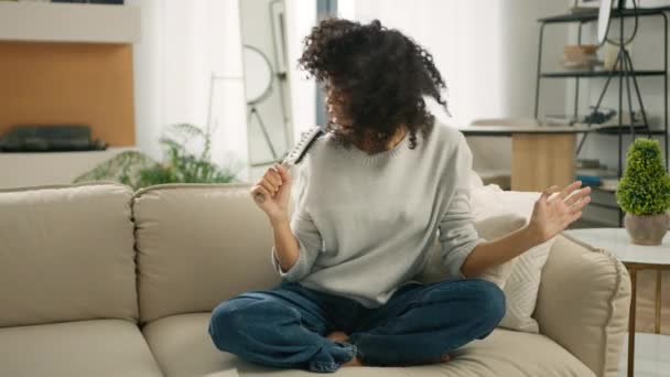 Mujer Tonta Color Sentada Sofá Gente Estilo Vida Concepto Alegría — Vídeos de Stock