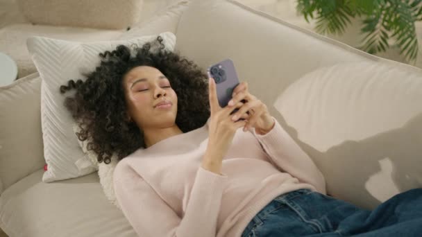 Curly Woman Using Smartphone Technology Young Girl Shopping Online Sale — Stock Video