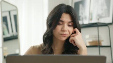 Hüzünlü İspanyol iş kadını bilgisayar işini bitiriyor ve dizüstü bilgisayarını kapatıyordu. Bitmemiş projeyle ilgili derin düşüncelerle gözlerini kaçırıyordu. İş yerinde otururken, görevinin zamanında bitmediğini hissediyordu.
