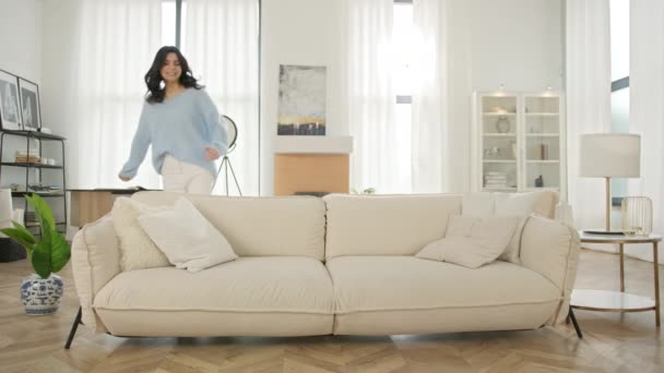 Diseño Muebles Interior Mujer Latinoamericana Feliz Saltando Sofá Suave Moderno — Vídeos de Stock