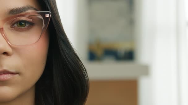 Chytří Lidé Zavírají Zpomalené Filmy Half Face Portrét Mladé Krásné — Stock video