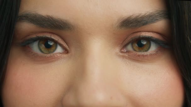 Κοντινό Πλάνο Πράσινα Μάτια Φουντουκιού Και Πρόσωπο Νεαρής Όμορφης Γυναίκας — Αρχείο Βίντεο