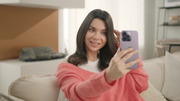 Szczęśliwa Młoda Brunetka Pomocą Aparatu Smartfona Aplikacji Upiększającą Modą Śmieszne — Wideo stockowe