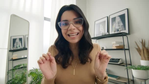 원격으로 작동하는 바보같은 손으로 만드는 귀여운 프리랜서 사업가를 안경을 컨퍼런스 — 비디오