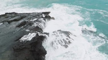Halona Hava Deliği 'nde manzara. Deniz taşındaki delikten geçen güzel deniz dalgaları fıskiye gibi su fışkırtıyor. İnanılmaz doğal olay, Oahu adasında turistik ilgi..